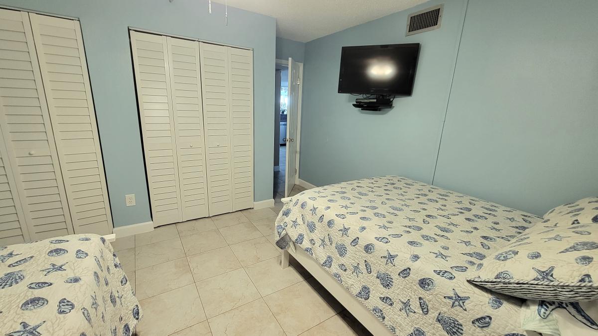 2.-2-double-beds-TV