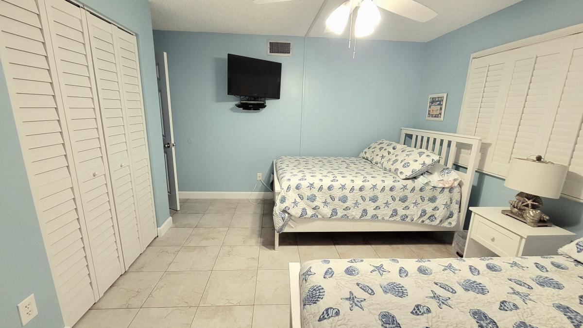 3.-Double-bed-bdrm-with-TV