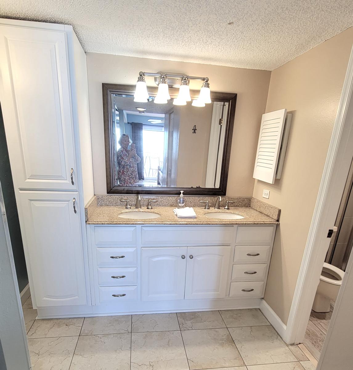5.-Mstr-bath-vanity
