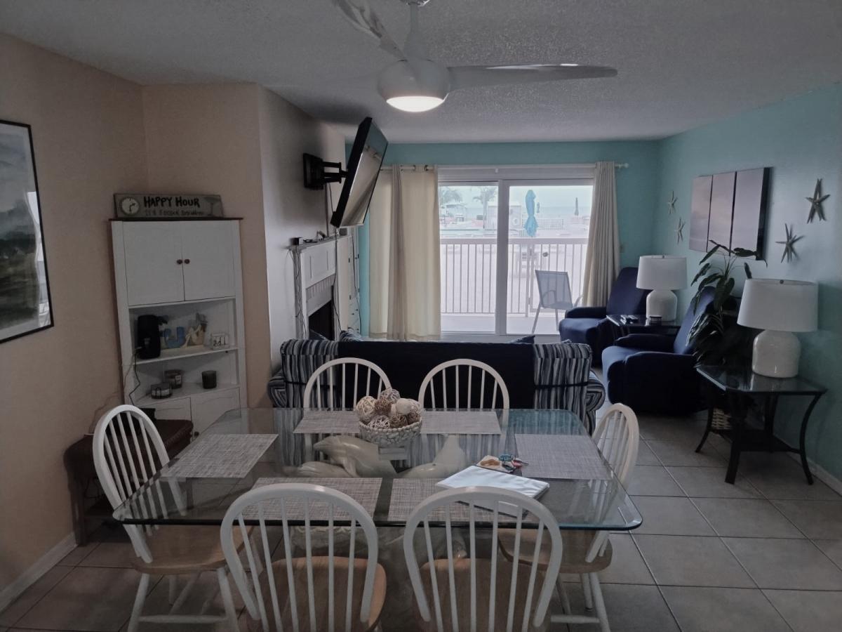 DINING-LVRM-TO-POOL