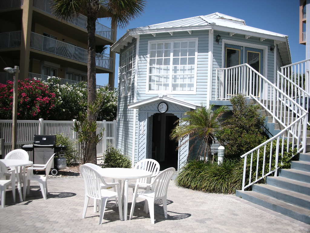 Pool-Deck-and-Club-house-1