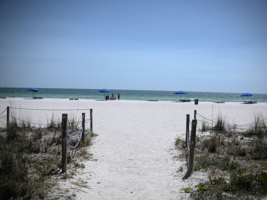 entrance-to-the-beach-from-the-pool