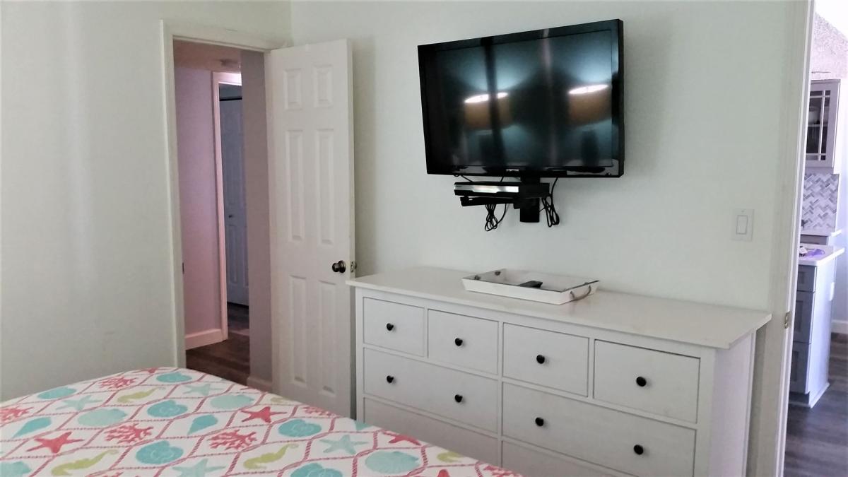 107-2nd_King_bdrm_with_TV