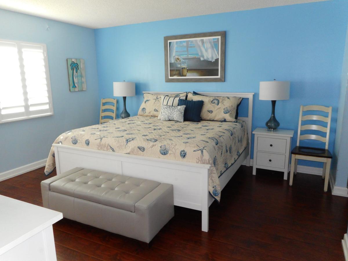 107-Master_Bdrm_King_bed