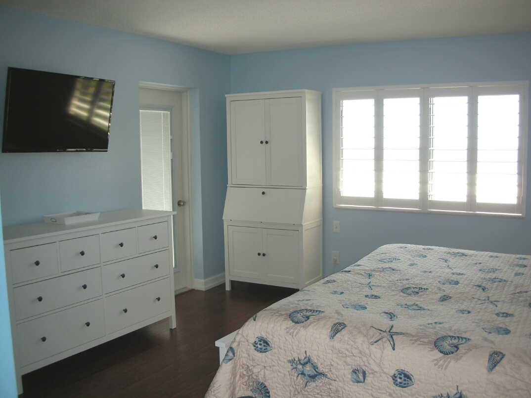 BP_107_Master_Bdrm_with_big_screen_TV_on_wall