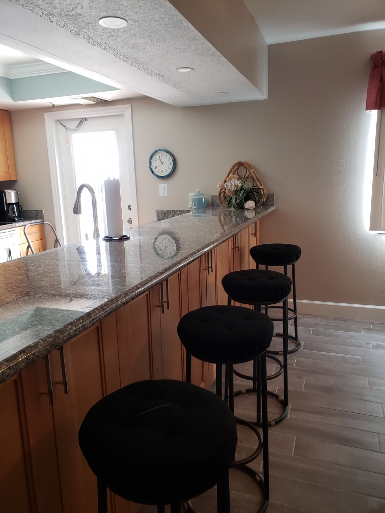 kitchen-and-bar-door-to-balcony