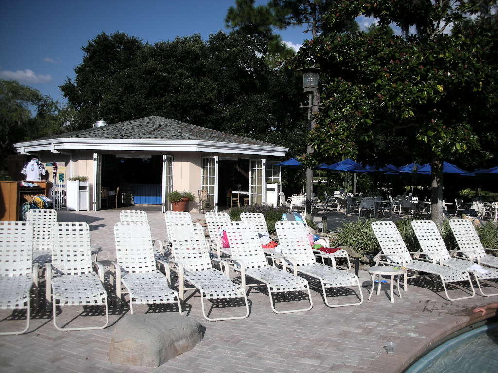 pool-deck-and-restaurant
